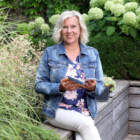 Brigitte Zadrobilek mit Buch Gehirntraining